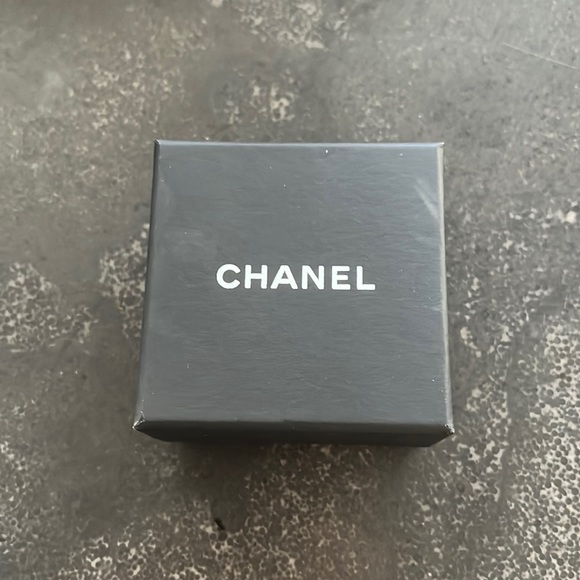 Chanel large crystal/rhinestone CC earrings - Picture 2 of 8